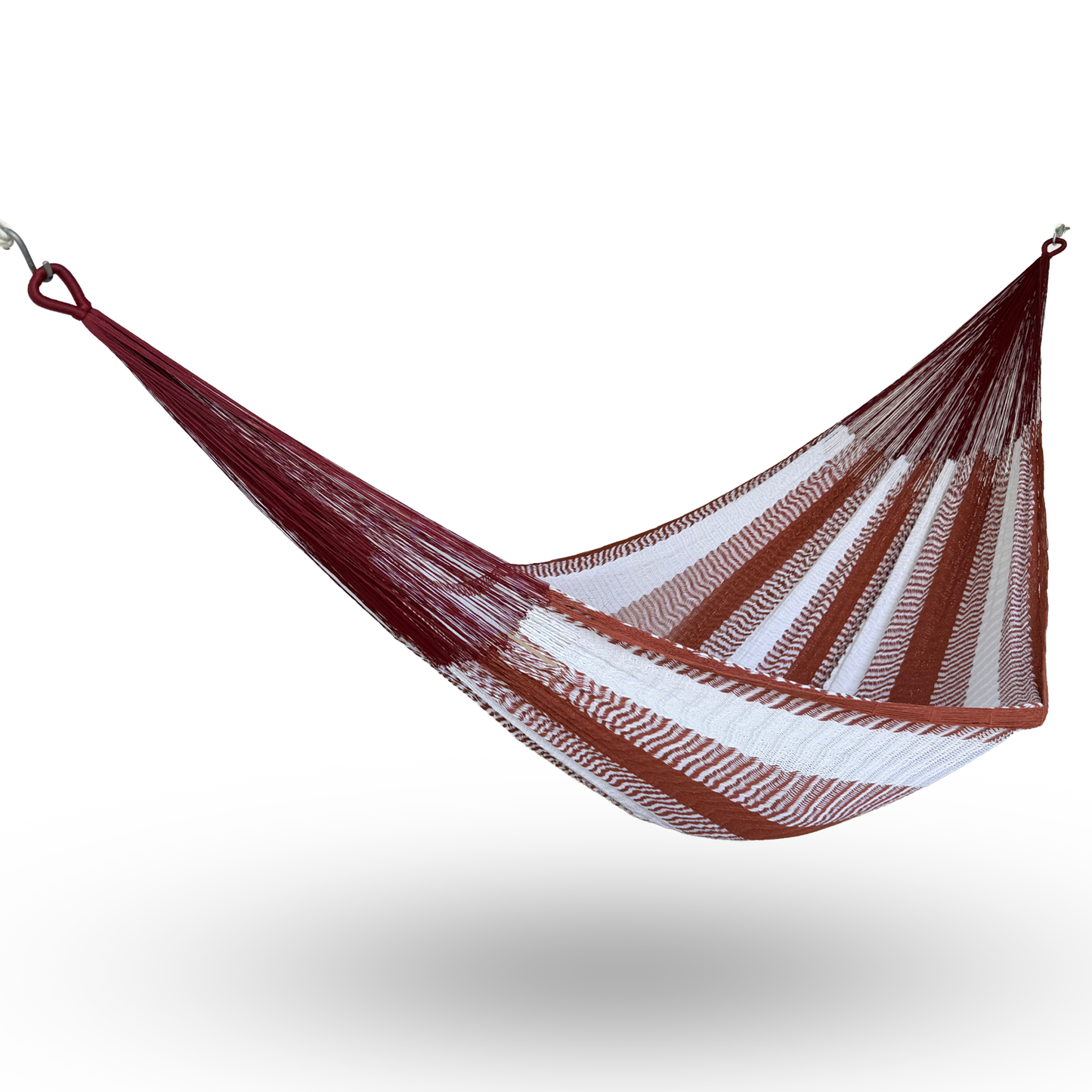 Hamaca Yucateca artesanal de algodón suave colores terracota y blanco colgada y abierta