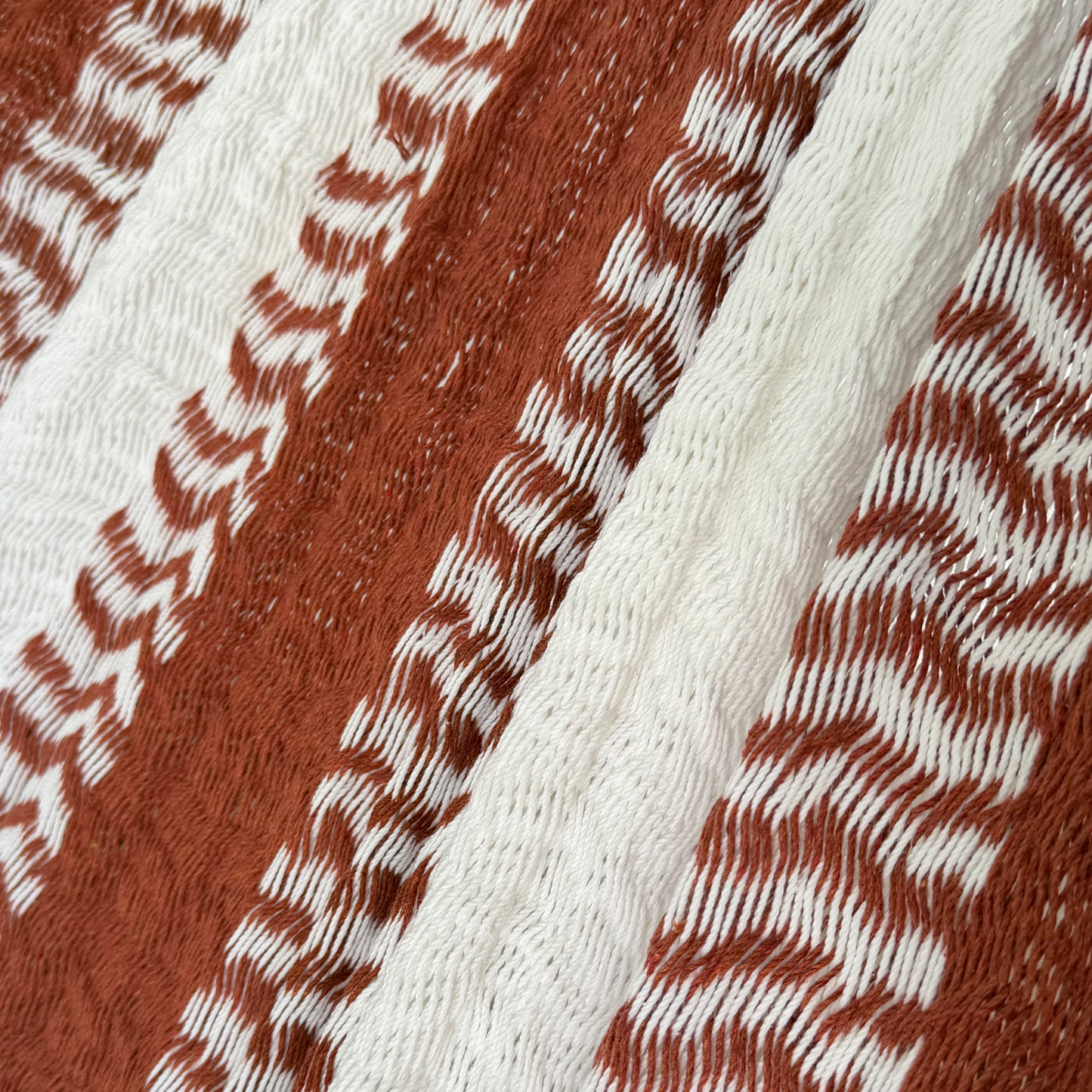 Detalle del tejido de algodón suave de hamaca Yucateca artesanal terracota y blanco