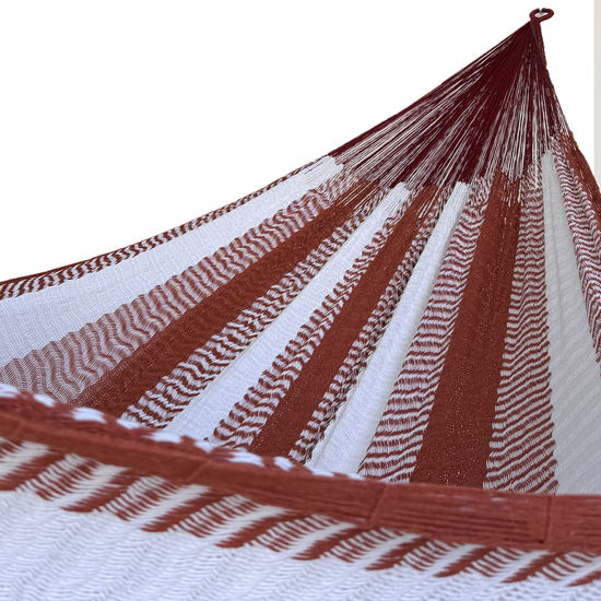 Interior de hamaca Yucateca de algodón suave terracota y blanco mostrando el tejido y el brazo