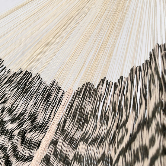 Unión entre cuerpo y brazo de hamaca Yucateca artesanal de algodón suave color verde y beige