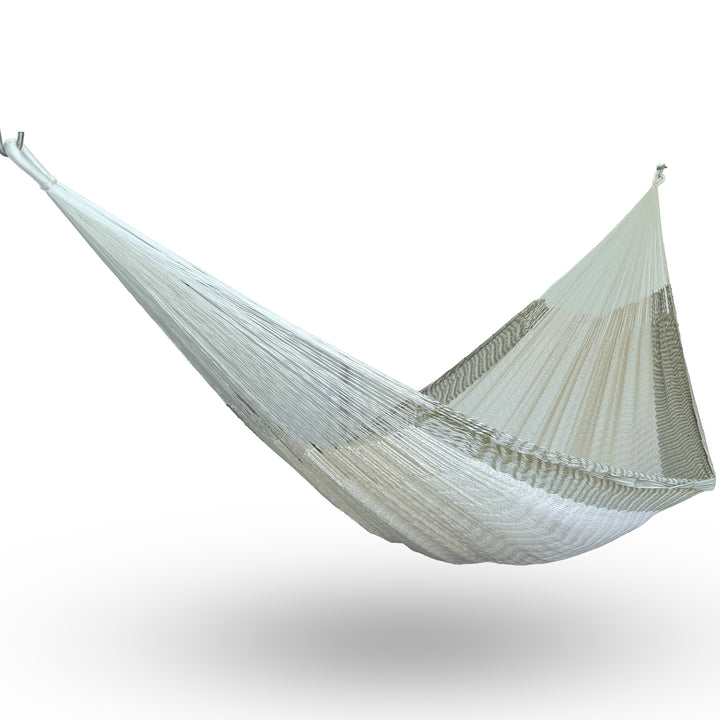 Hamaca Yucateca artesanal de algodón suave color verde y blanco colgada y abierta