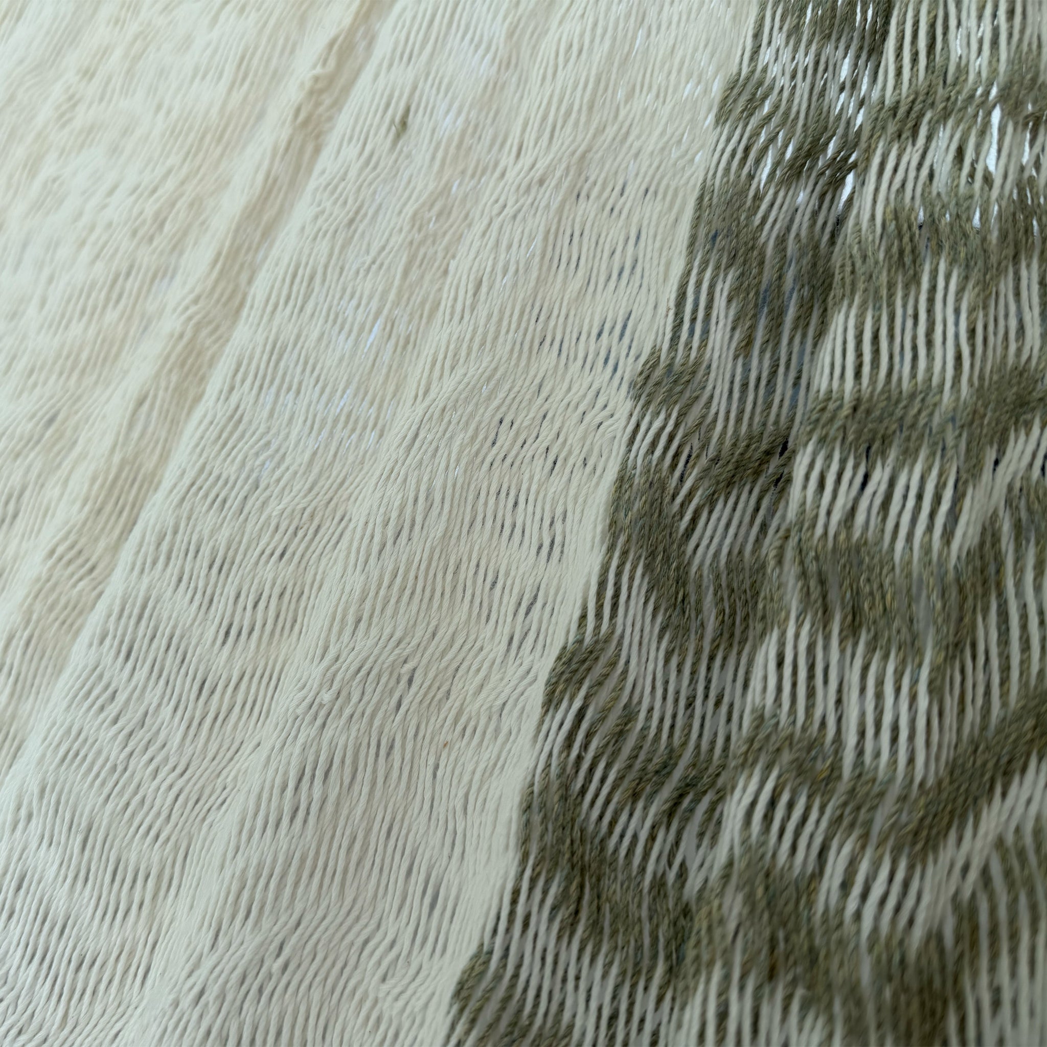 Detalle del tejido de algodón suave de la hamaca Yucateca artesanal verde y blanco