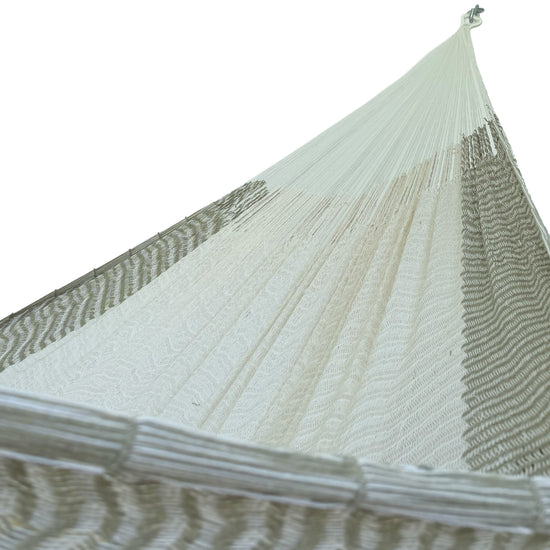 Interior mostrando brazo y tejido de hamaca Yucateca artesanal de algodón suave color verde y blanco