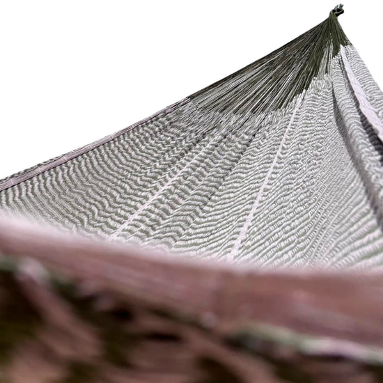 Interior de hamaca Yucateca artesanal de algodón suave modelo Verde y Morado mostrando el tejido y el brazo