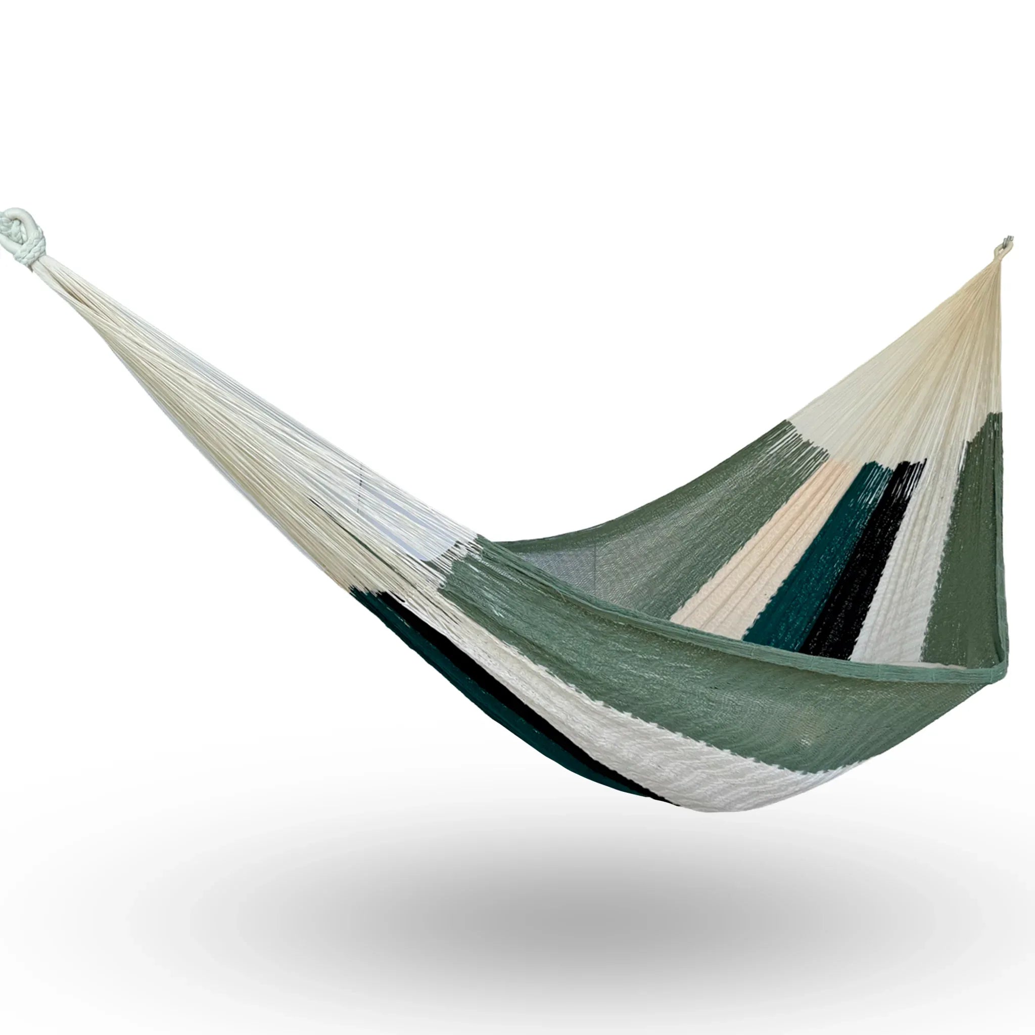 Hamaca Yucateca artesanal de algodón suave modelo Verdes y Beige colgada y abierta