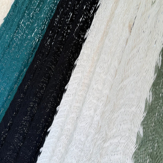Detalle del tejido de algodón suave de la hamaca Yucateca artesanal modelo Verdes y Beige