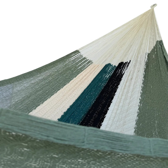 Interior de hamaca Yucateca artesanal de algodón suave modelo Verdes y Beige mostrando el tejido y el brazo