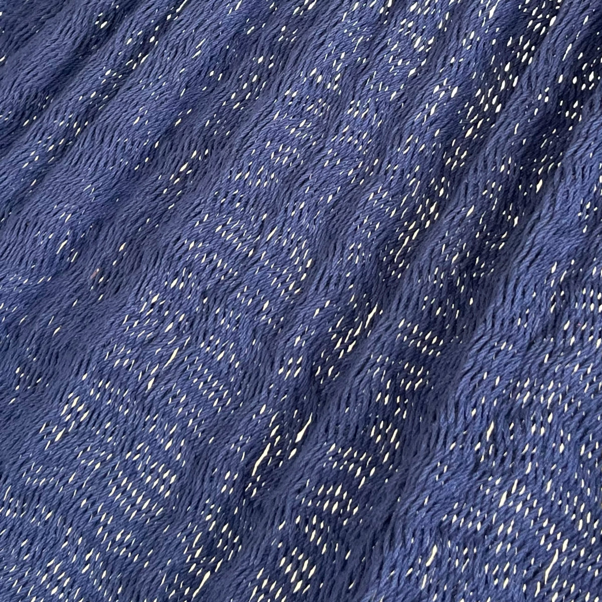 Primer plano del tejido de algodón de una hamaca yucateca artesanal con macramé color azul