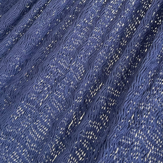 Primer plano del tejido de algodón de una hamaca yucateca artesanal con macramé color azul