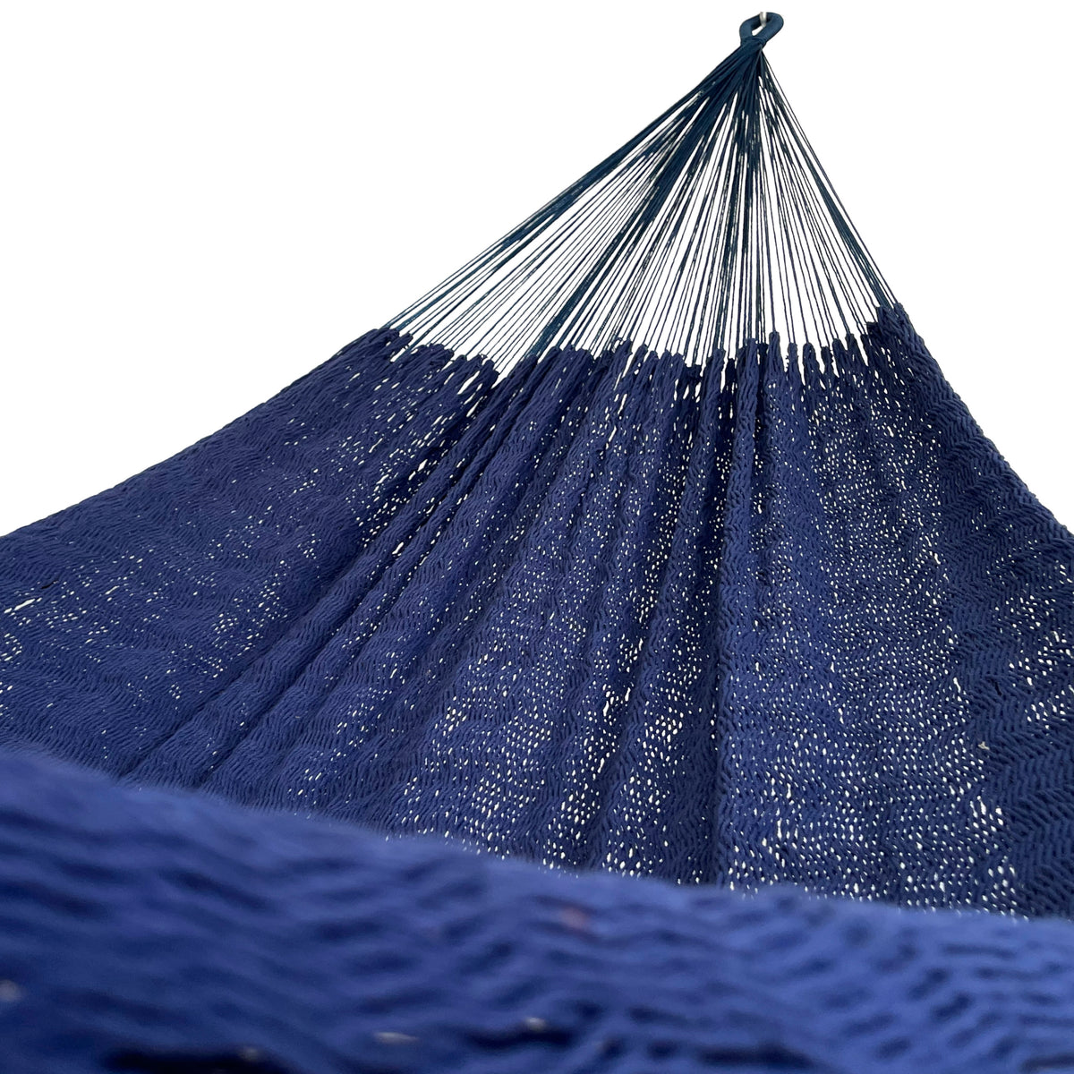 Interior de hamaca yucateca artesanal de algodón azul mostrando el tejido y el brazo