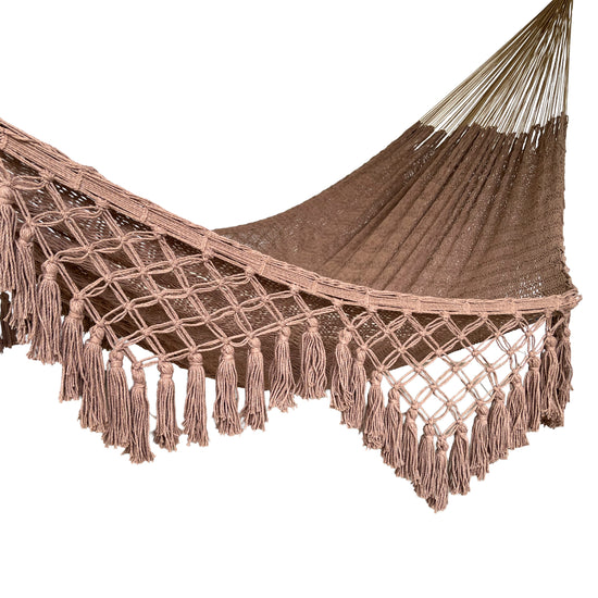 Primer plano del macramé tejido a mano con flecos decorativos de una hamaca yucateca artesanal de algodón café