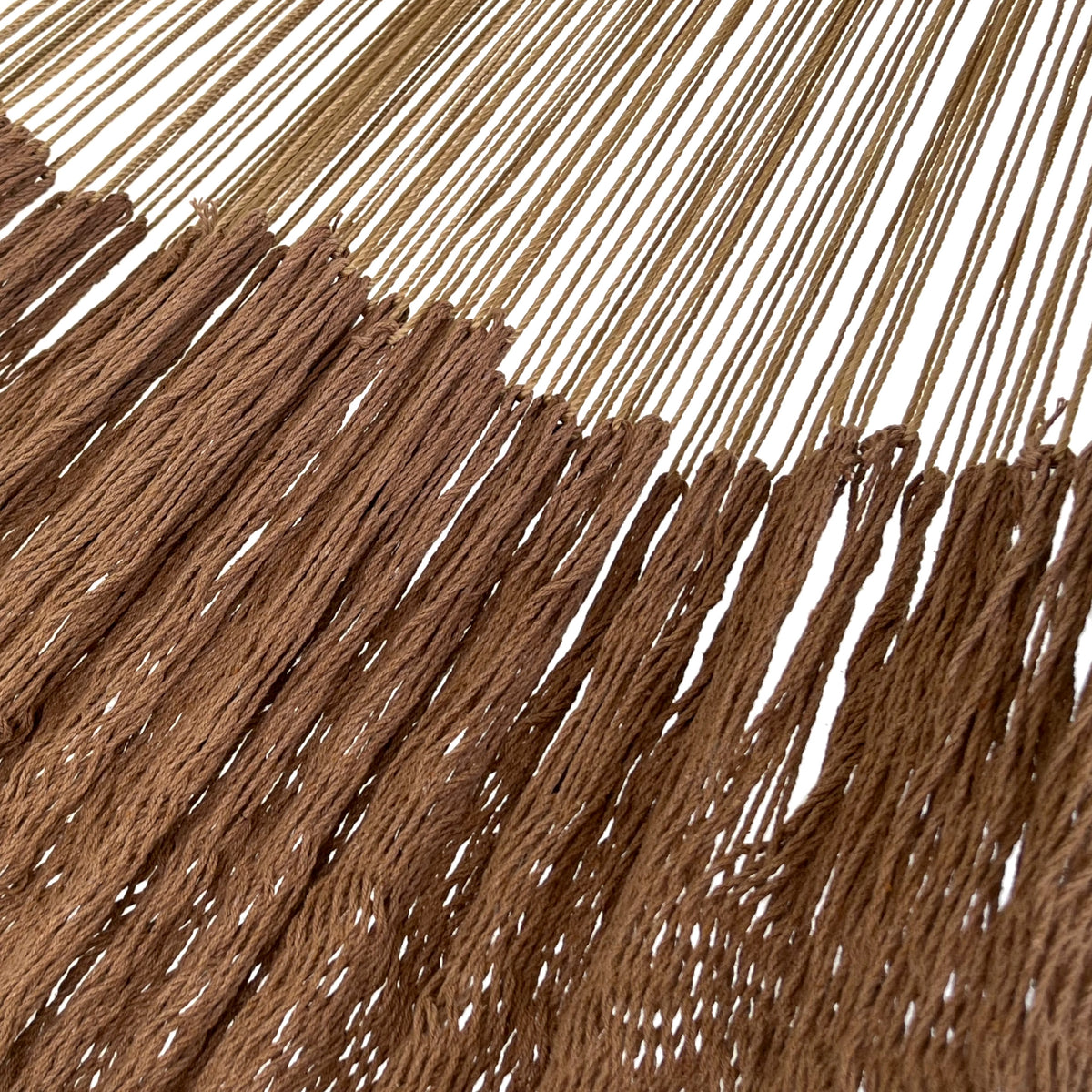 Detalle de la unión entre el cuerpo y el brazo de una hamaca yucateca artesanal de algodón café con macramé