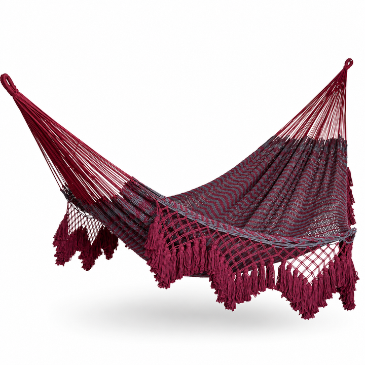 Hamaca yucateca artesanal de algodón rojo y gris con macramé colgada y abierta sobre fondo blanco