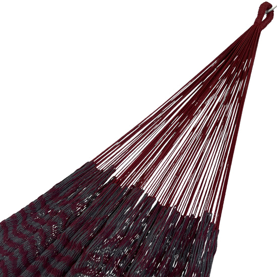 Detalle del brazo tejido de una hamaca yucateca artesanal de algodón color rojo y gris