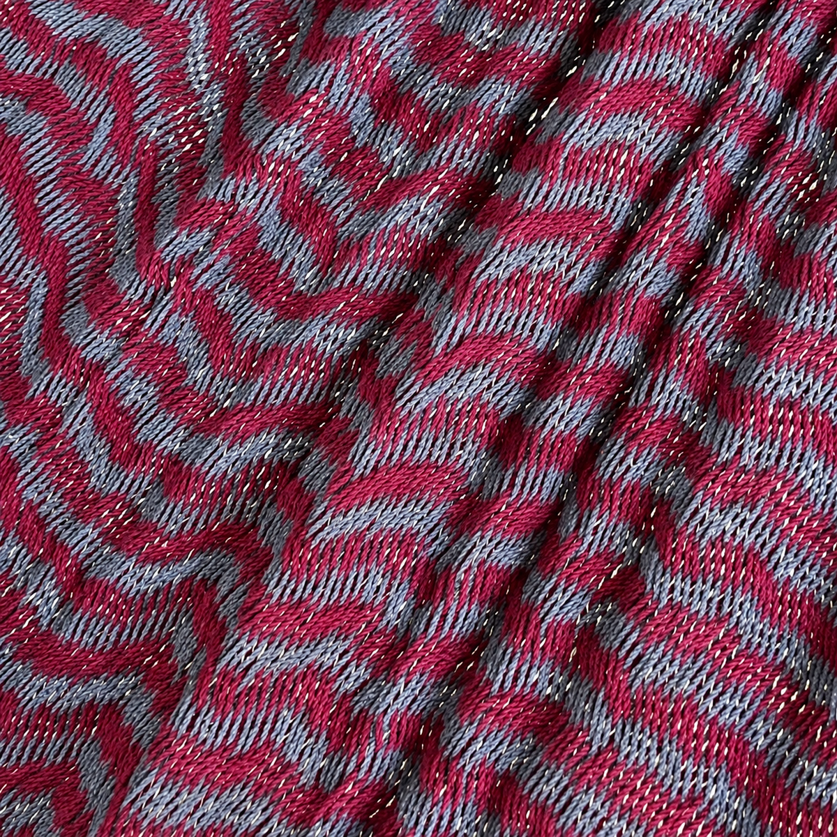 Primer plano del tejido de algodón de una hamaca yucateca artesanal color rojo y gris