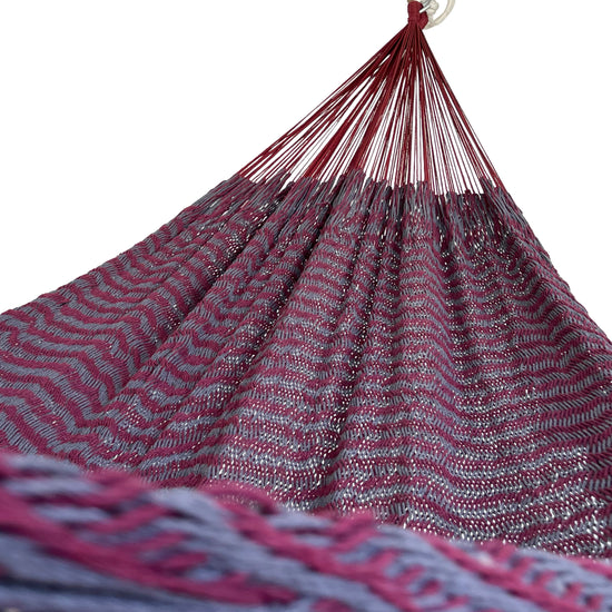 Interior de hamaca yucateca artesanal de algodón rojo y gris mostrando el tejido y el brazo