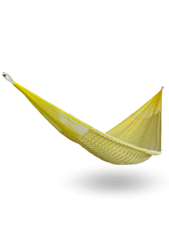 Hamaca Yucateca artesanal de hilo 18 de nylon color amarillo colgada y abierta