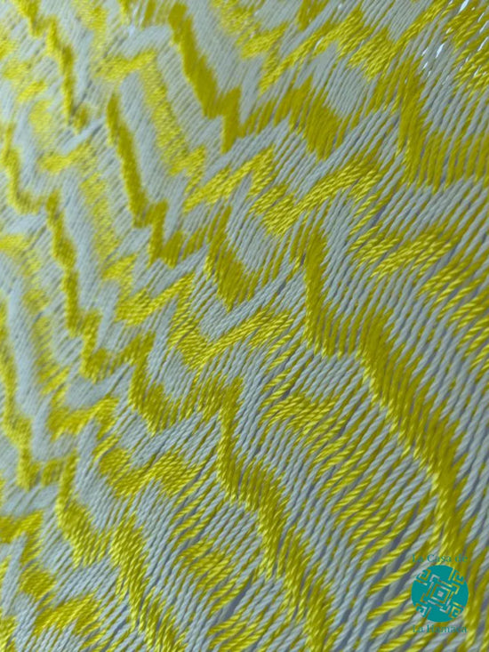 Detalle del tejido de hilo 18 de nylon de hamaca Yucateca artesanal amarillo