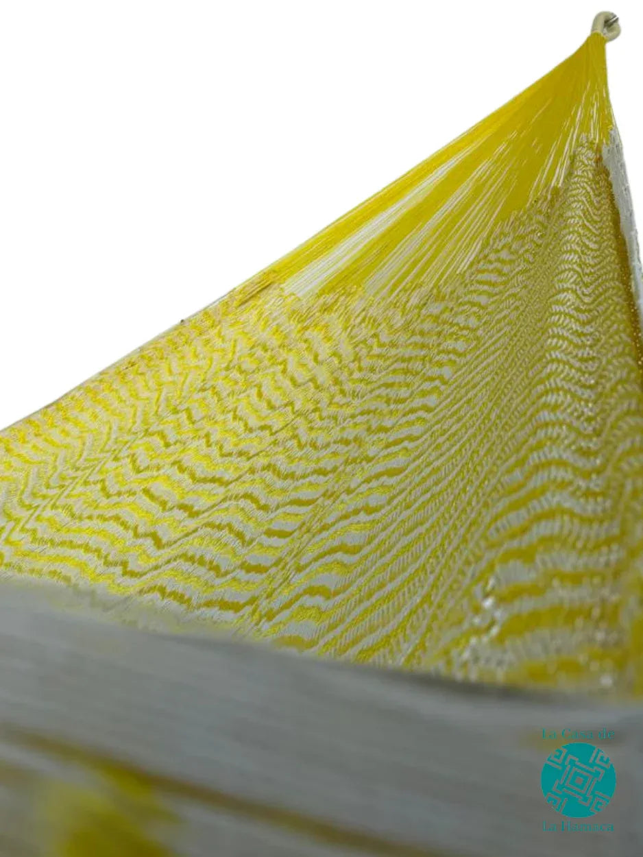 Interior de hamaca Yucateca de hilo 18 de nylon amarillo mostrando el tejido y el brazo