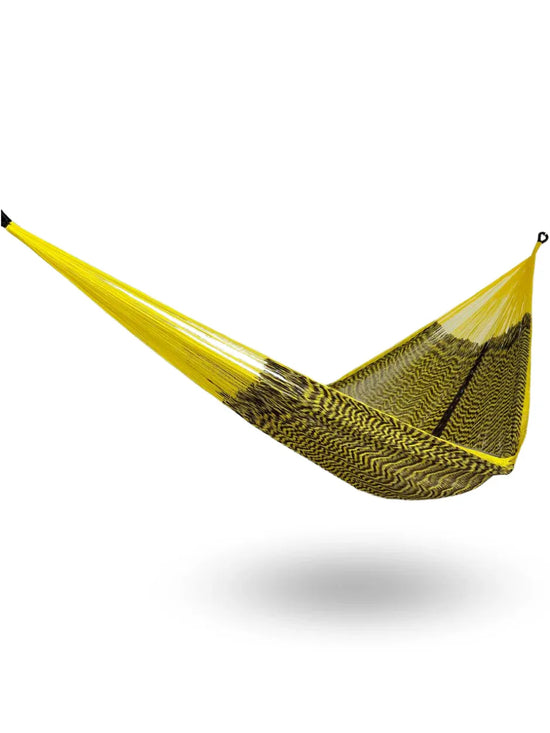 Hamaca Yucateca artesanal de hilo 18 de nylon color amarillo y café colgada y abierta