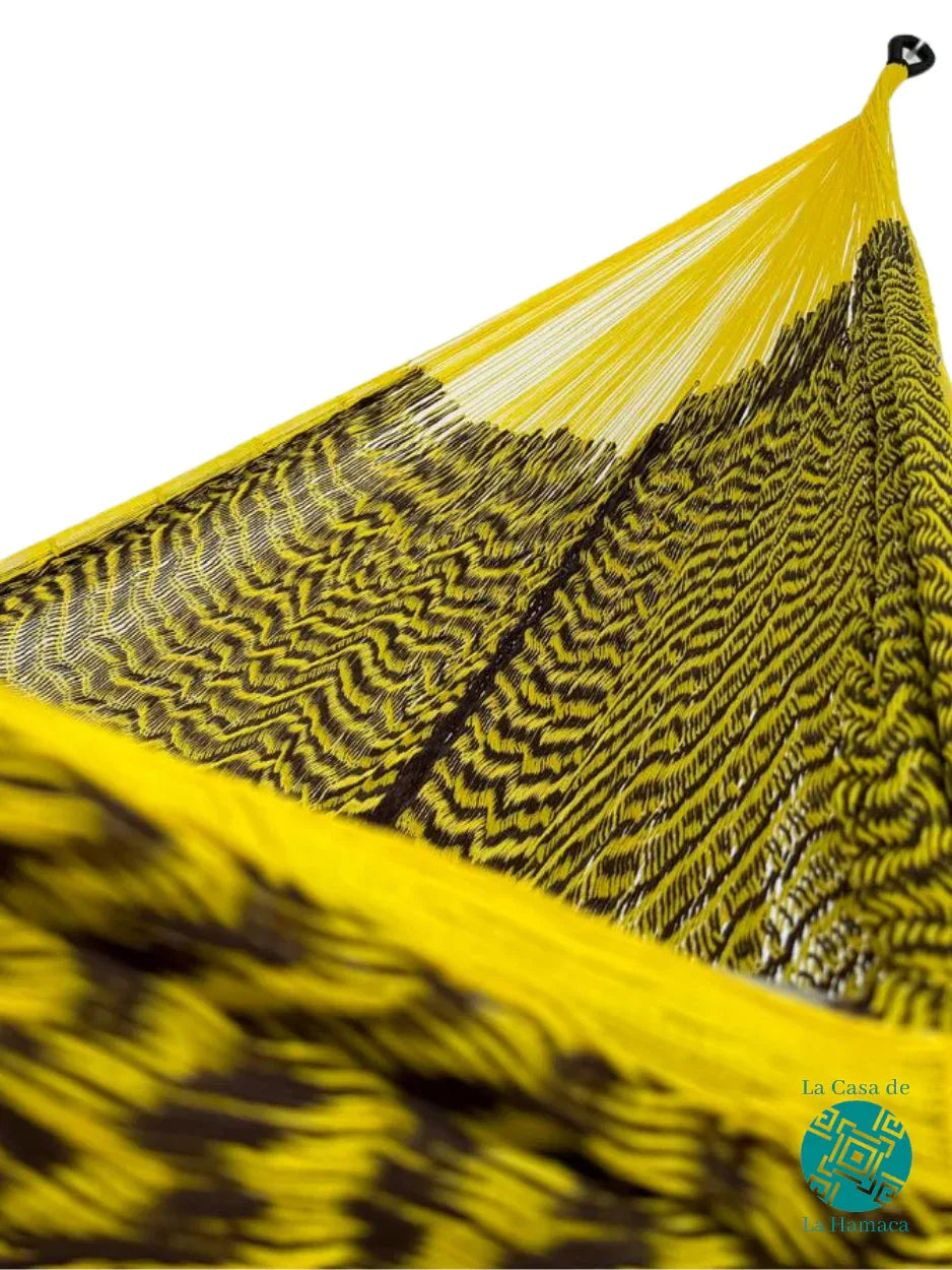 Interior de hamaca Yucateca de hilo 18 de nylon amarillo y café mostrando el tejido y el brazo