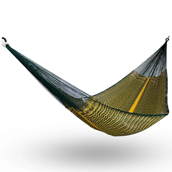 Hamaca Yucateca artesanal de hilo 18 de nylon colores amarillo y verde colgada y abierta