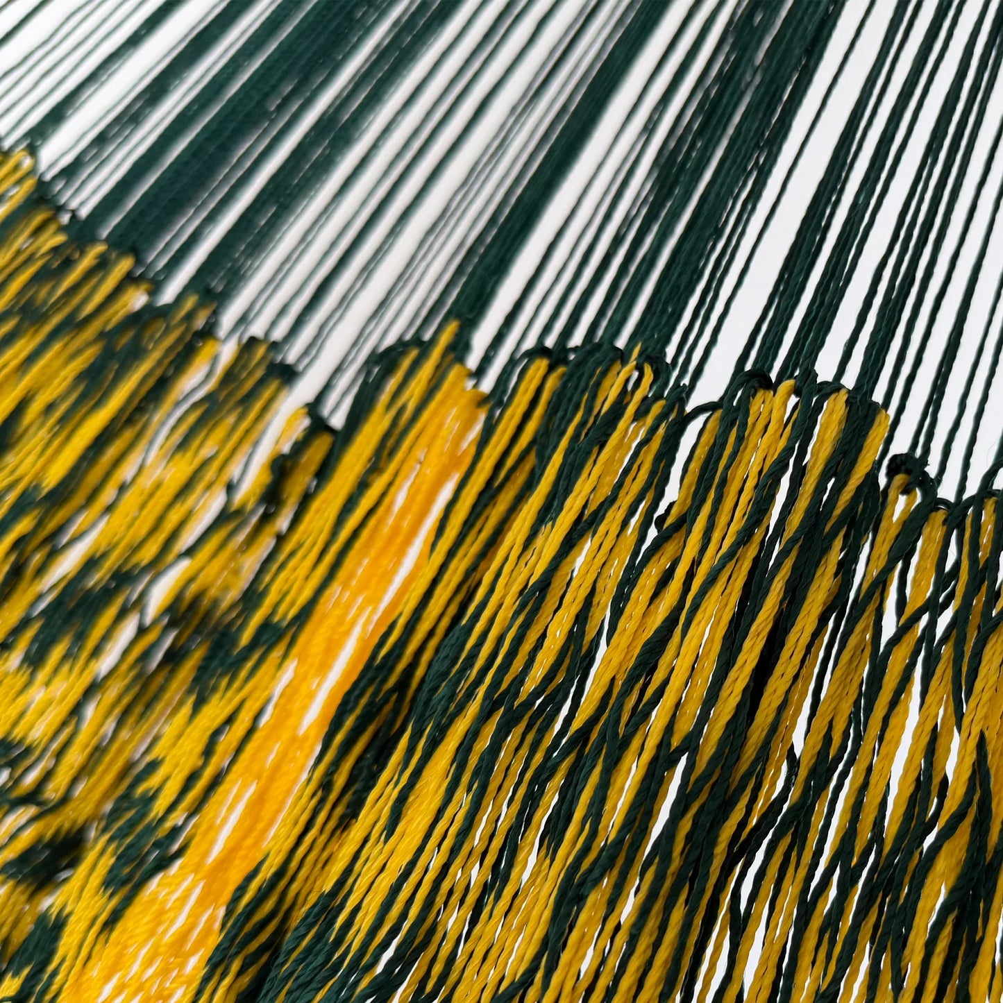 Unión entre el cuerpo y el brazo de hamaca Yucateca artesanal de hilo 18 de nylon amarillo y verde