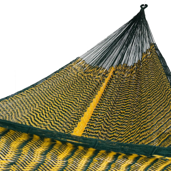 Interior de hamaca Yucateca de hilo 18 de nylon amarillo y verde mostrando el tejido y el brazo