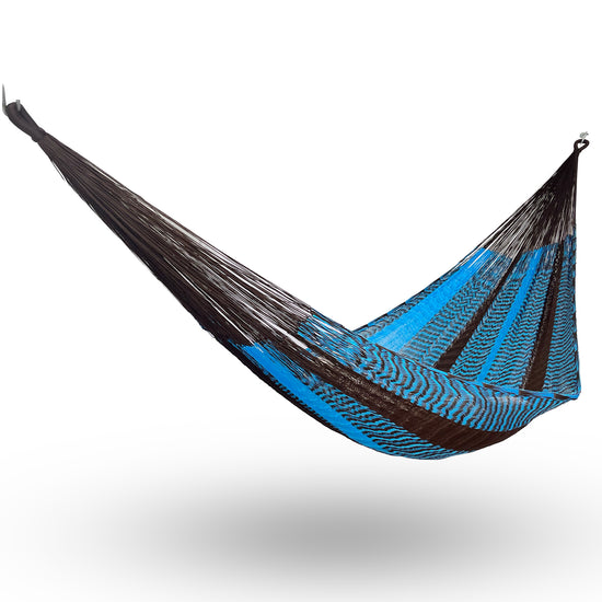 Hamaca Yucateca artesanal de hilo 18 de nylon colores azul claro y café colgada y abierta