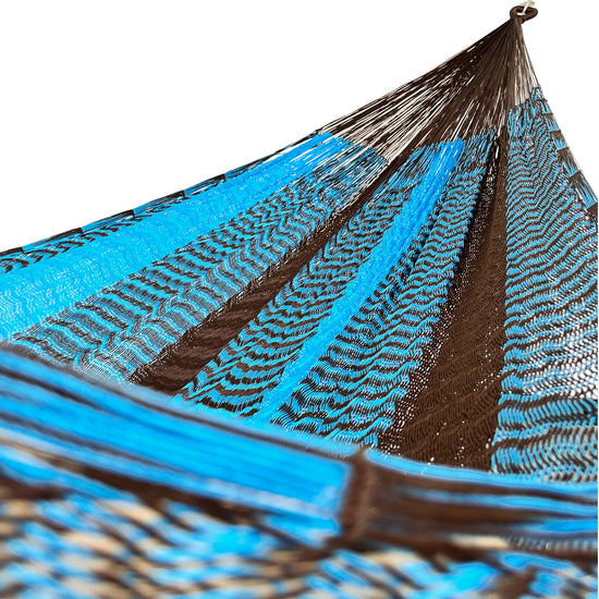 Interior de hamaca Yucateca de hilo 18 de nylon azul claro y café mostrando el tejido y el brazo