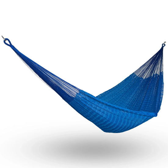 Hamaca Yucateca artesanal de hilo 18 de nylon color azul rey colgada y abierta