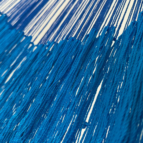 Unión entre el cuerpo y el brazo de hamaca Yucateca artesanal de hilo 18 de nylon azul rey