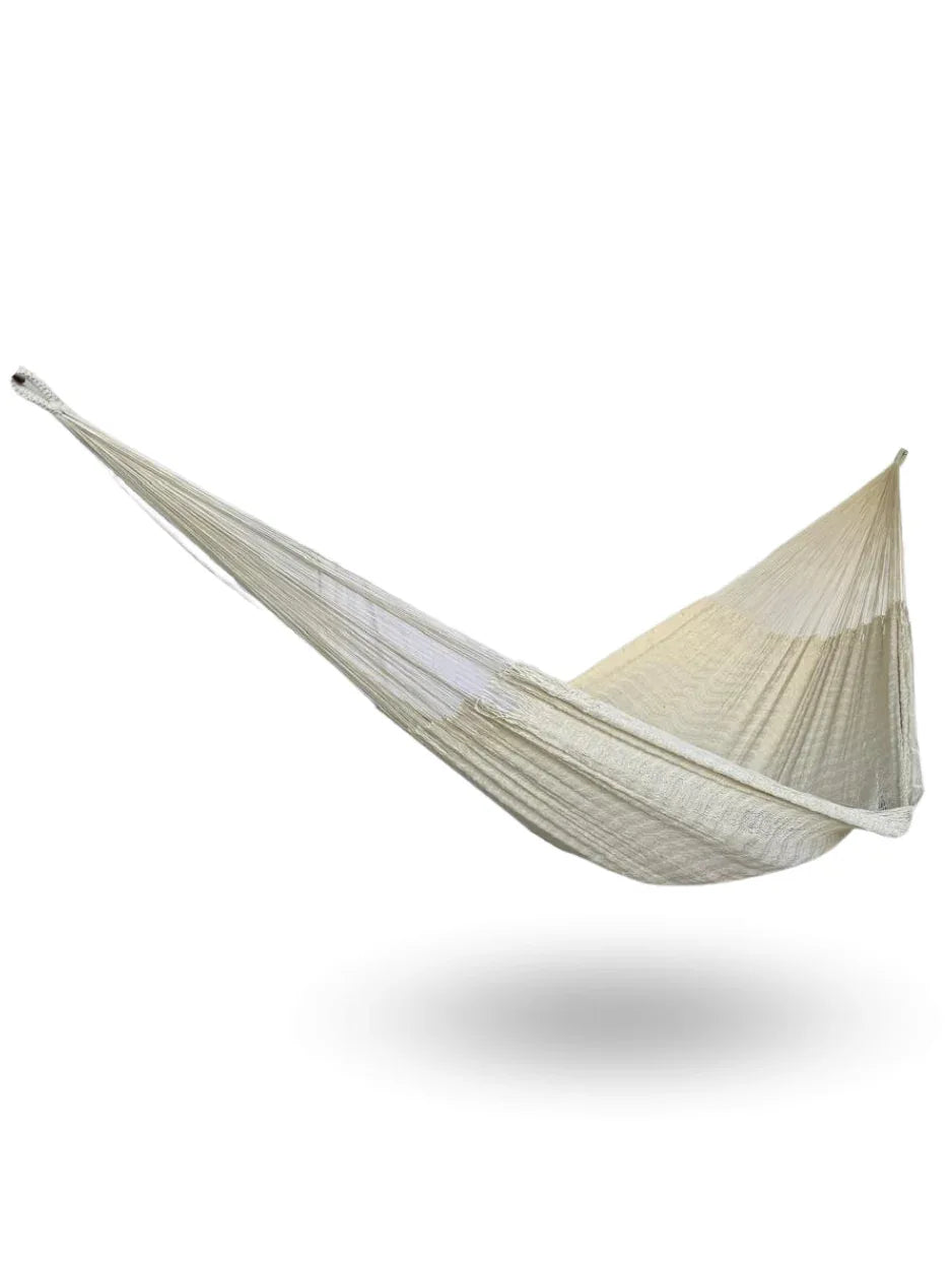 Hamaca Yucateca artesanal de hilo 18 de nylon color beige colgada y abierta, mostrando su diseño.