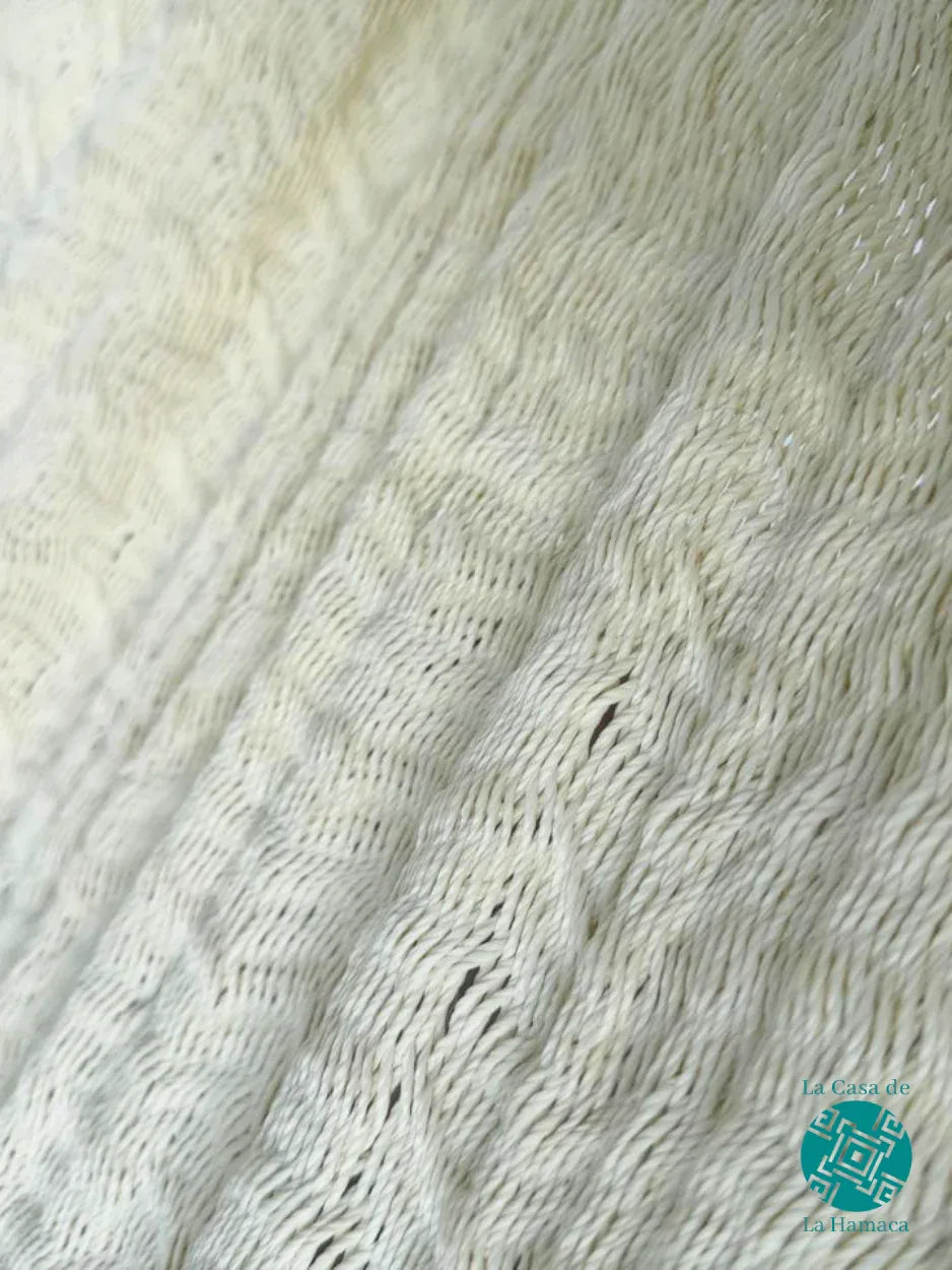 Primer plano del tejido de la Hamaca Yucateca artesanal de hilo 18 de nylon color beige, mostrando la textura resistente
