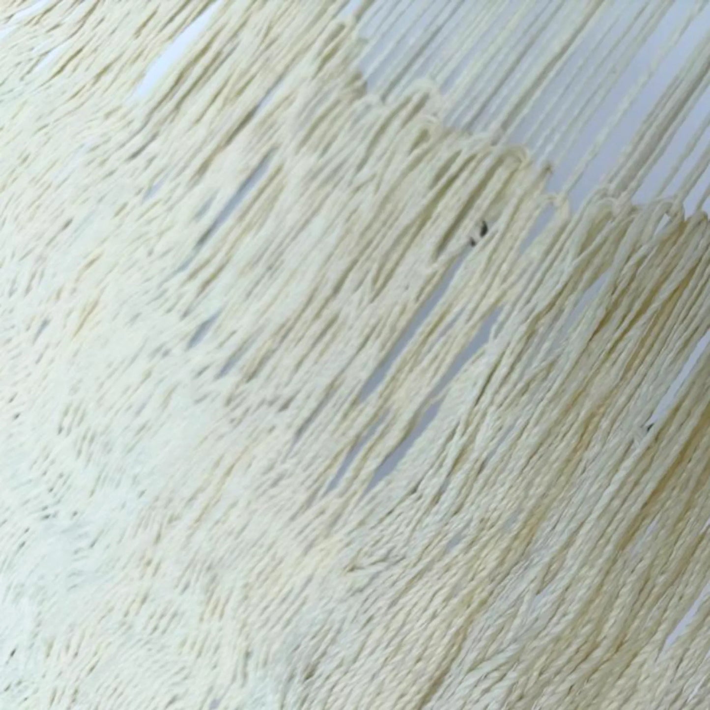 Detalle de la unión entre el cuerpo y el brazo de la Hamaca Yucateca artesanal de hilo 18 de nylon color beige