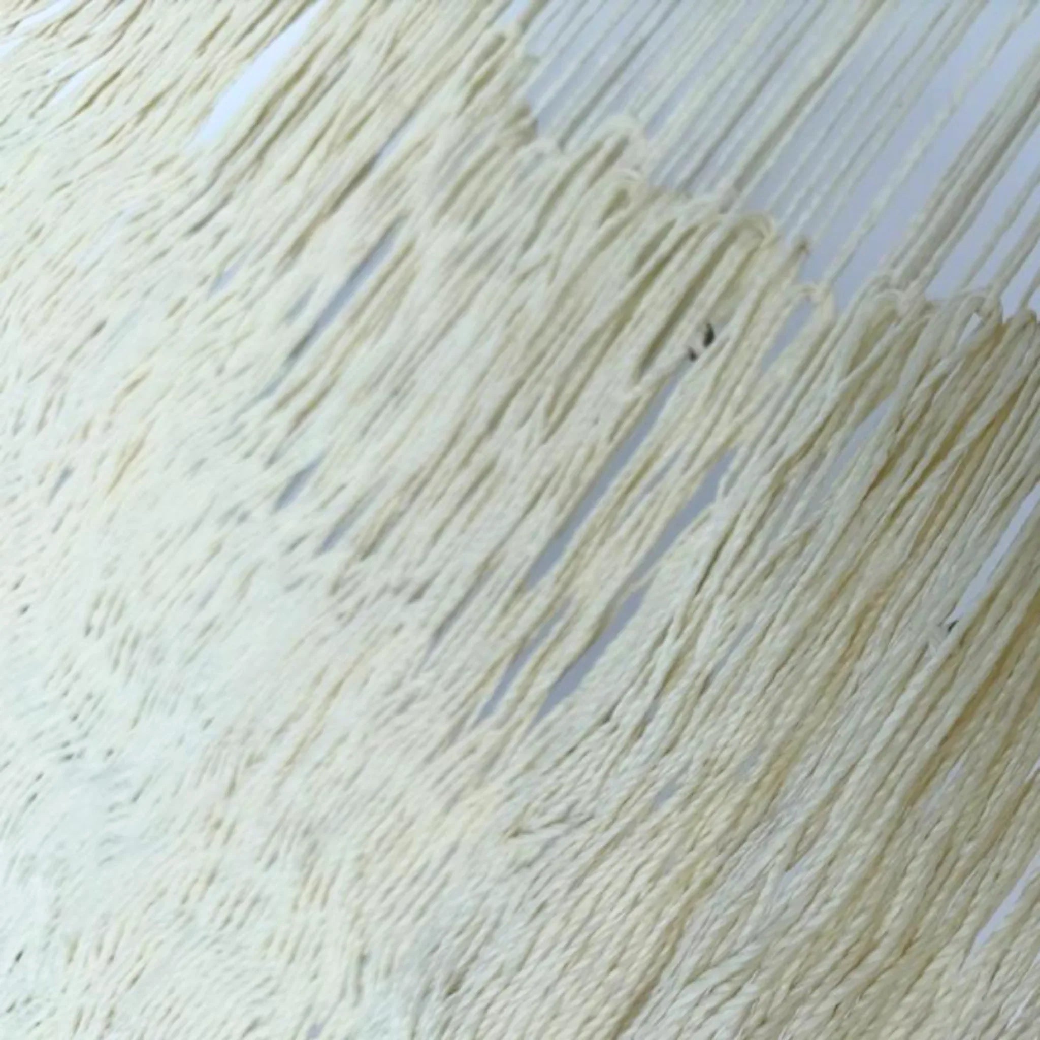 Detalle de la unión entre el cuerpo y el brazo de la Hamaca Yucateca artesanal de hilo 18 de nylon color beige