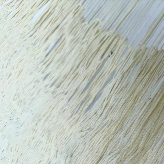 Detalle de la unión entre el cuerpo y el brazo de la Hamaca Yucateca artesanal de hilo 18 de nylon color beige