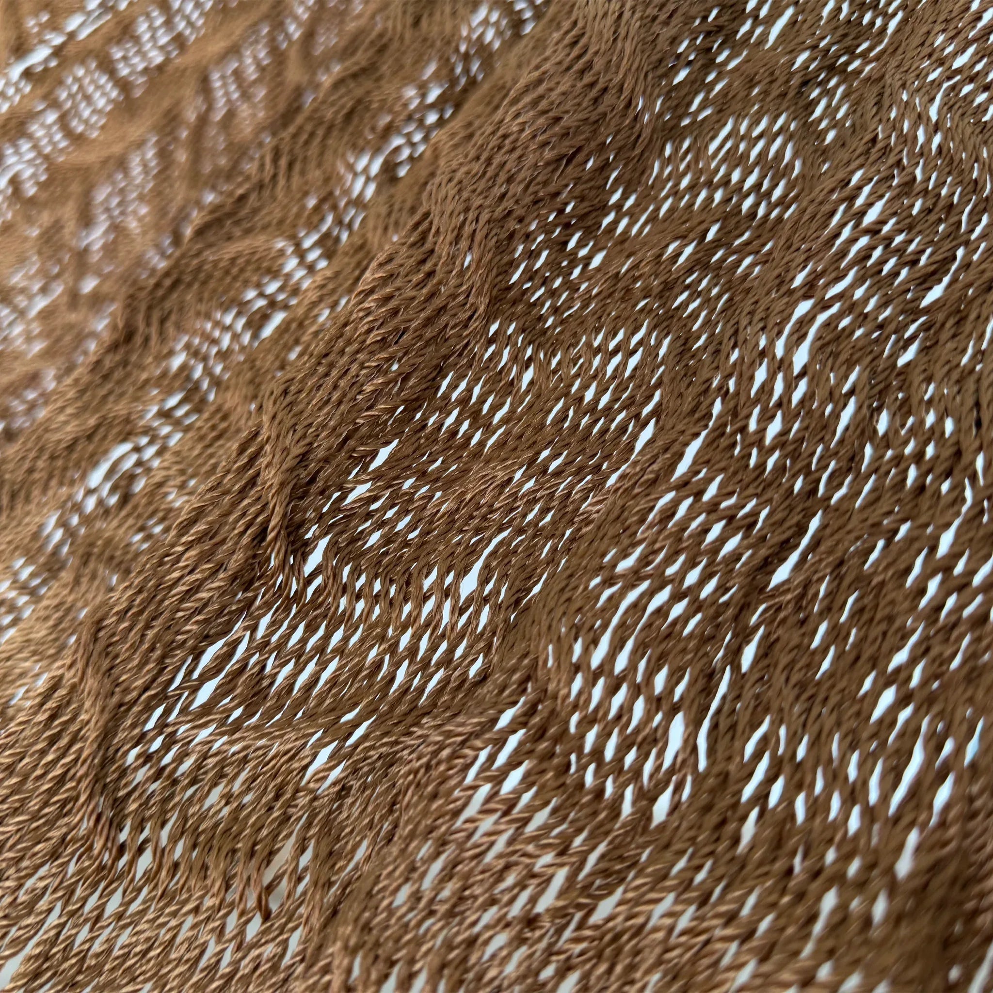 Detalle del tejido de hilo 18 de nylon de hamaca Yucateca artesanal café claro