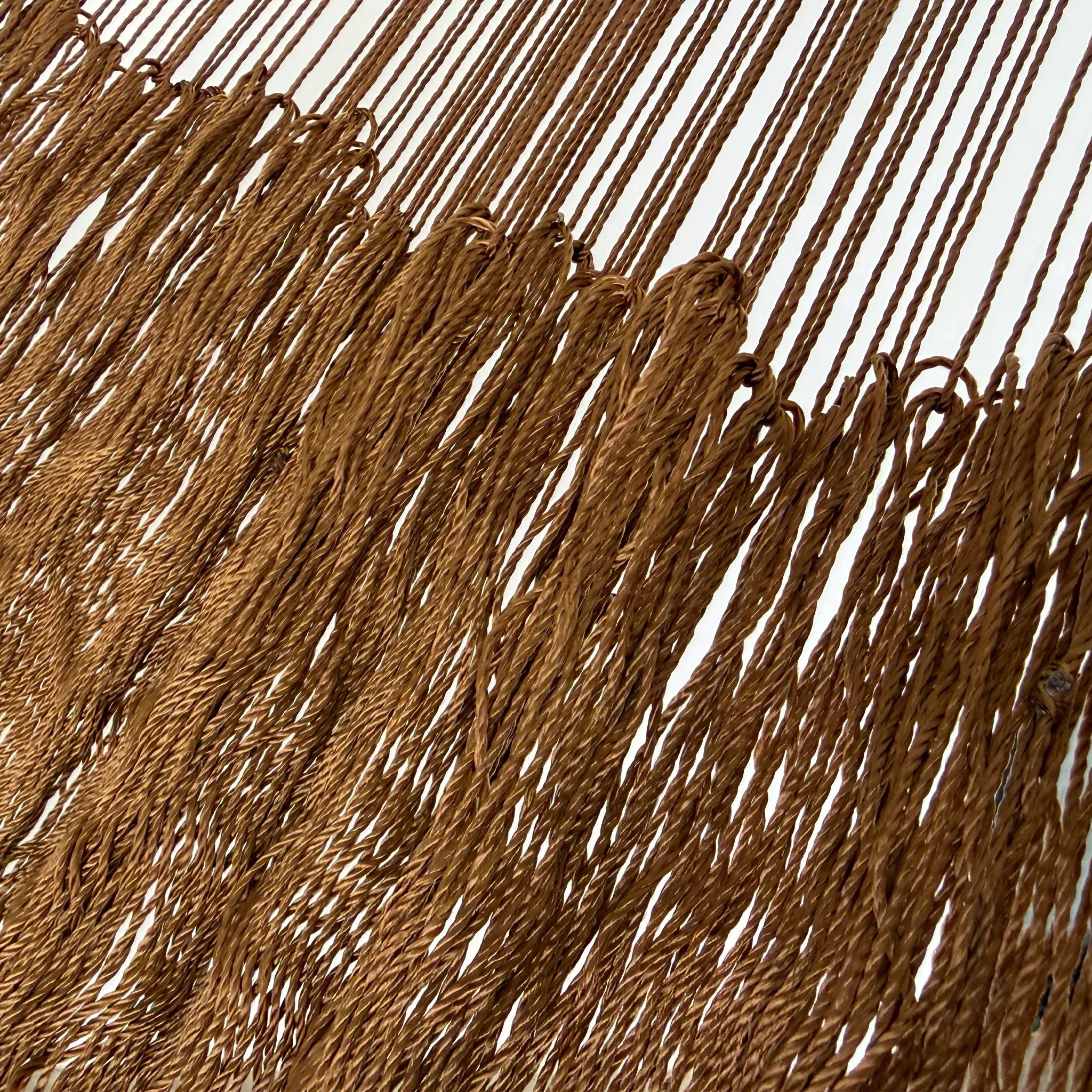 Unión entre el cuerpo y el brazo de hamaca Yucateca artesanal de hilo 18 de nylon café claro