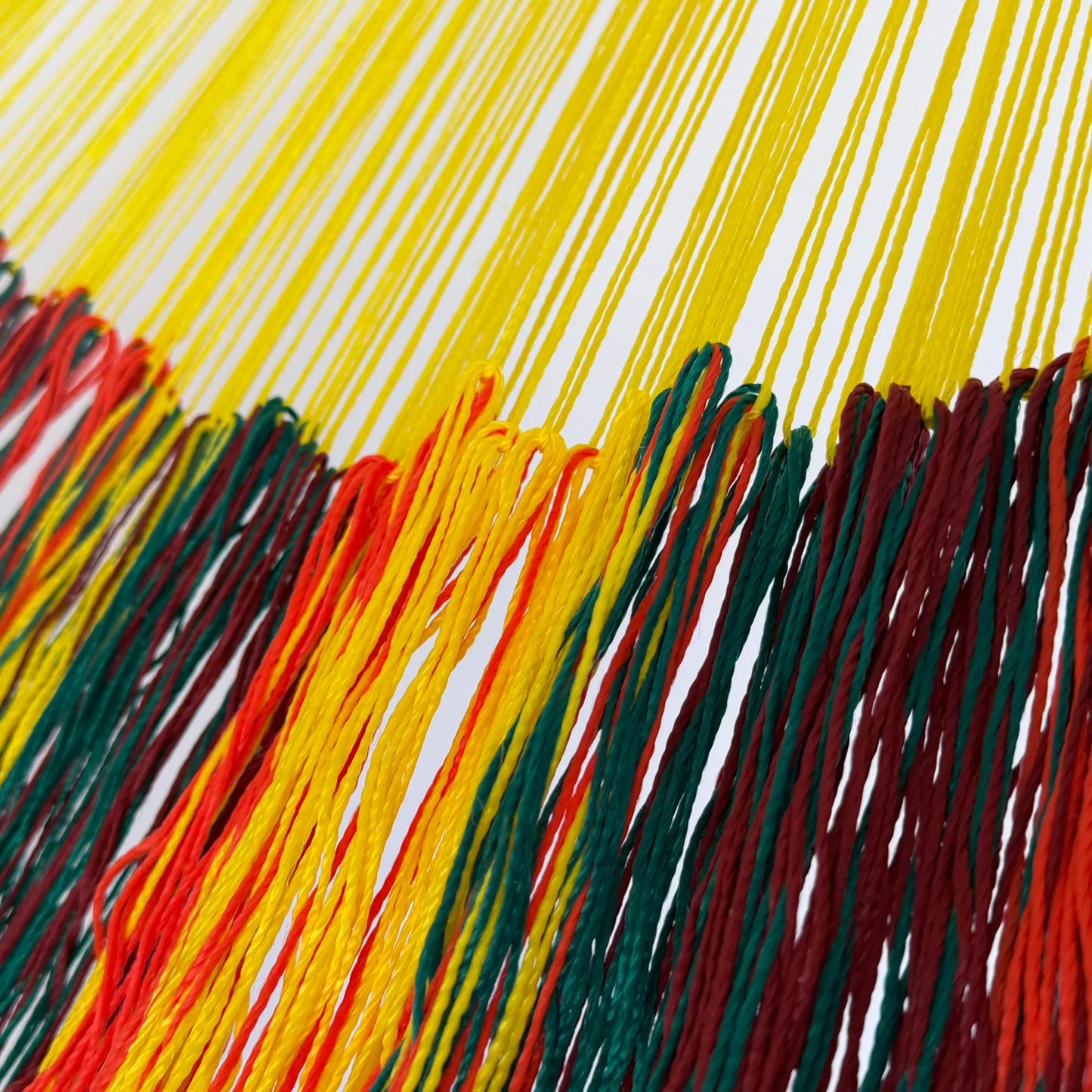 Unión entre el cuerpo y el brazo de hamaca Yucateca artesanal de hilo 18 de nylon colores variados