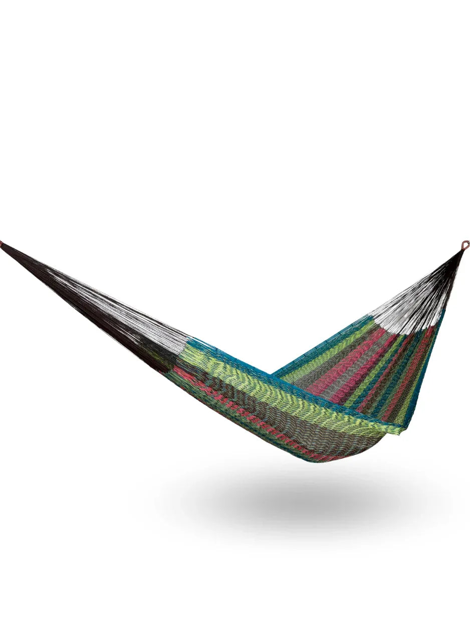 Hamaca Yucateca artesanal de hilo 18 de nylon modelo Multicolor Verde colgada y abierta