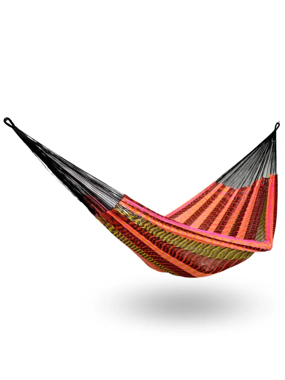 Hamaca Yucateca artesanal de hilo 18 de nylon multicolor colgada y abierta