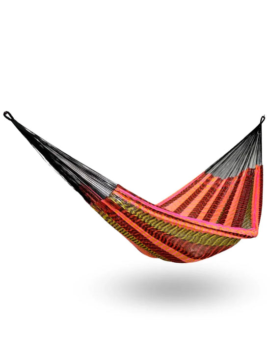 Hamaca Yucateca artesanal de hilo 18 de nylon multicolor colgada y abierta