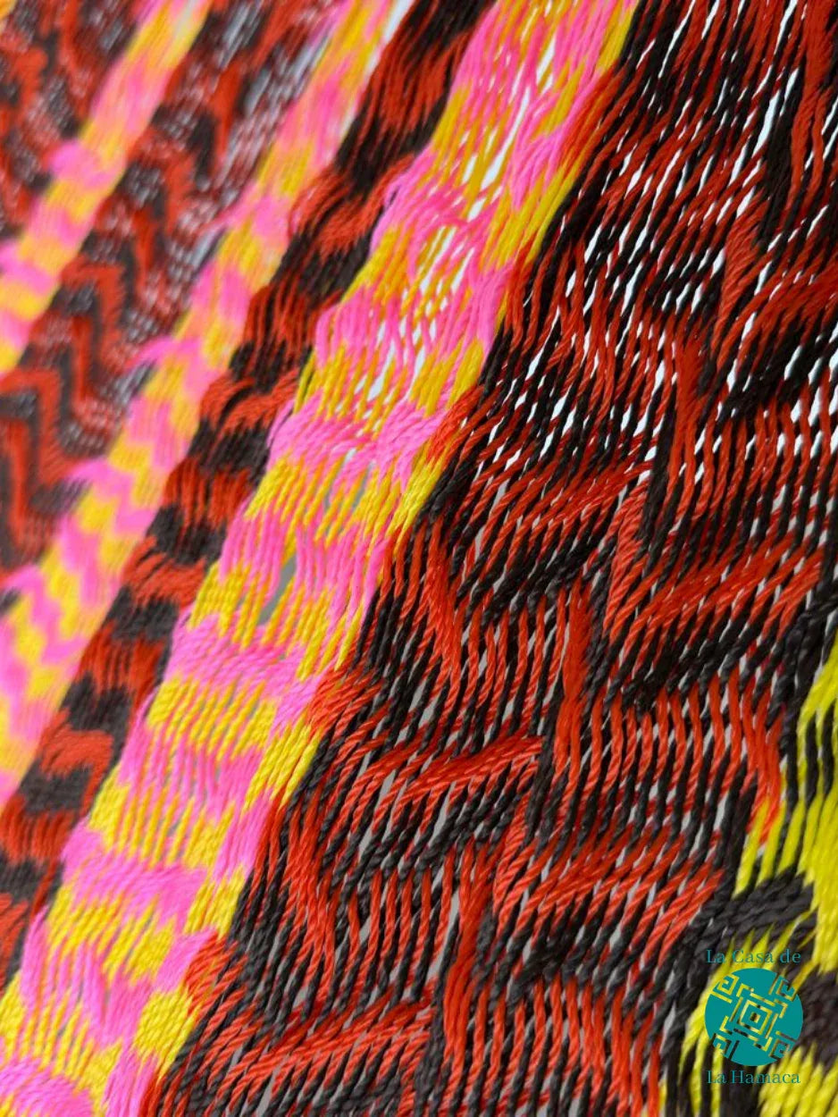 Detalle del tejido de hilo 18 de nylon de hamaca Yucateca artesanal multicolor