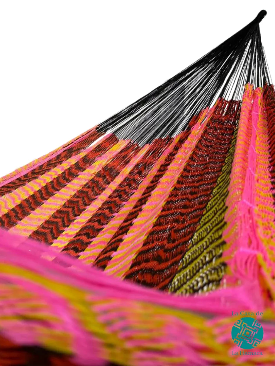 Interior de hamaca Yucateca de hilo 18 de nylon multicolor mostrando el tejido y el brazo