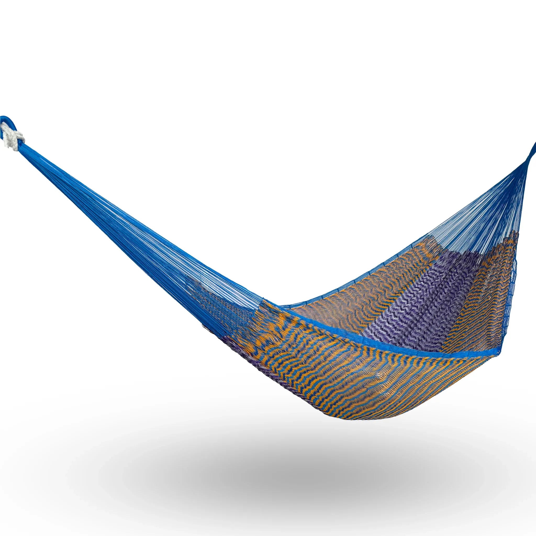 Hamaca Yucateca artesanal de hilo 18 de nylon colores naranja, azul y morado colgada y abierta