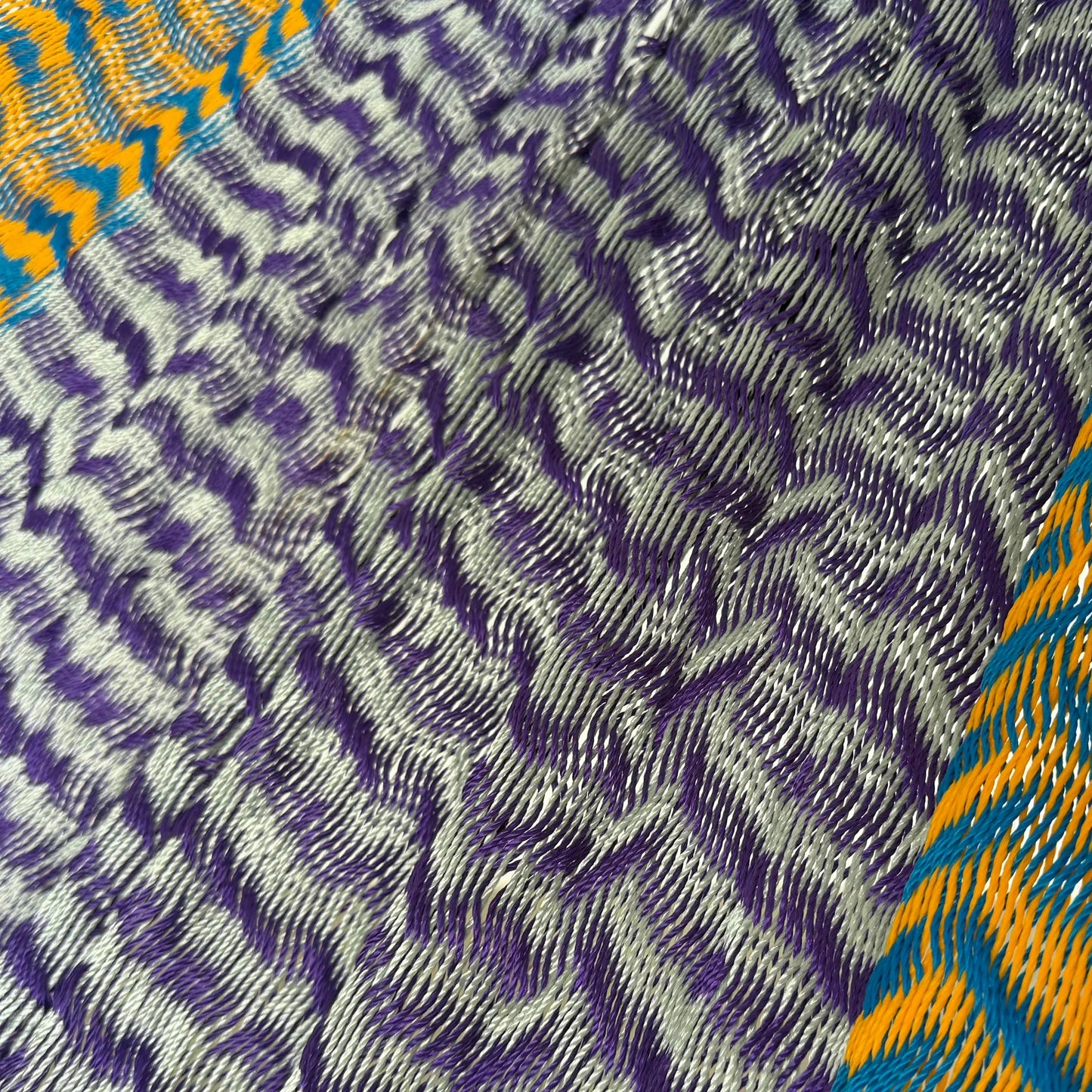 Detalle del tejido de hilo 18 de nylon de hamaca Yucateca artesanal naranja, azul y morado
