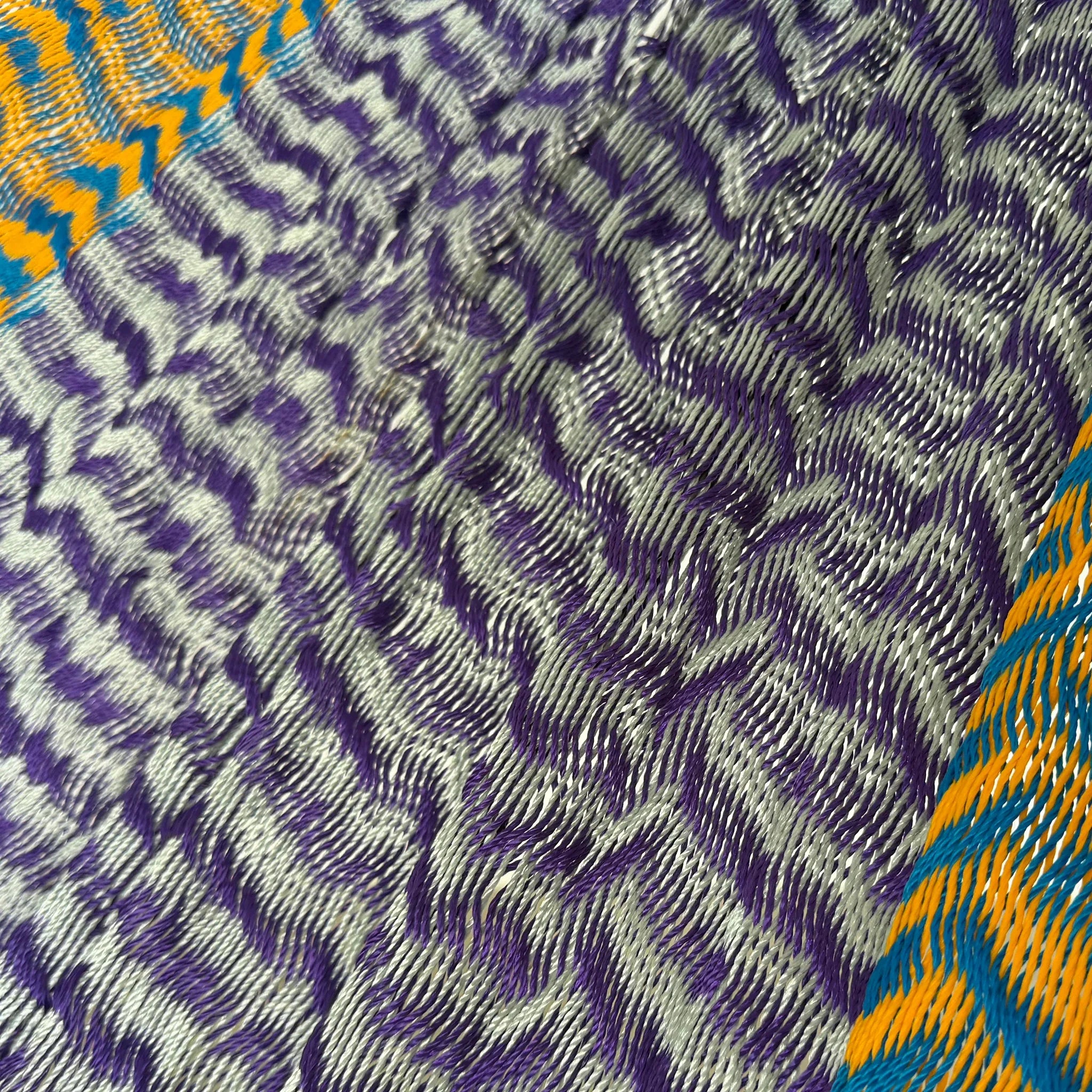 Detalle del tejido de hilo 18 de nylon de hamaca Yucateca artesanal naranja, azul y morado