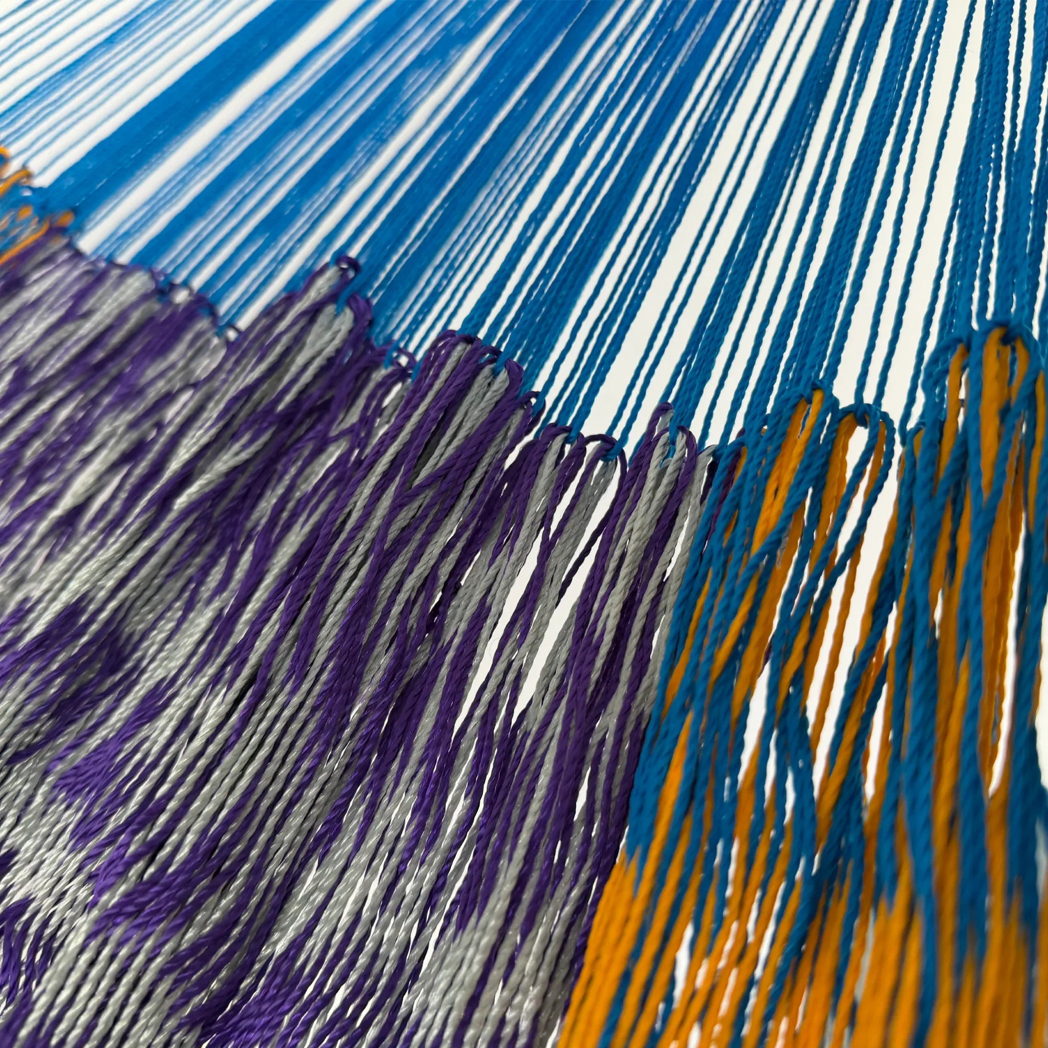 Unión entre el cuerpo y el brazo de hamaca Yucateca artesanal de hilo 18 de nylon naranja, azul y morado