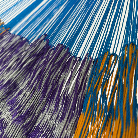 Unión entre el cuerpo y el brazo de hamaca Yucateca artesanal de hilo 18 de nylon naranja, azul y morado